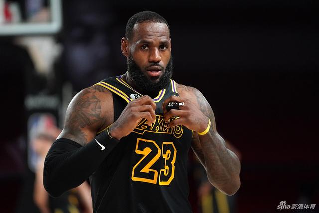 113-79，中国男篮打疯了！廖三宁贺希宁合砍35分，NBA新星太尴尬